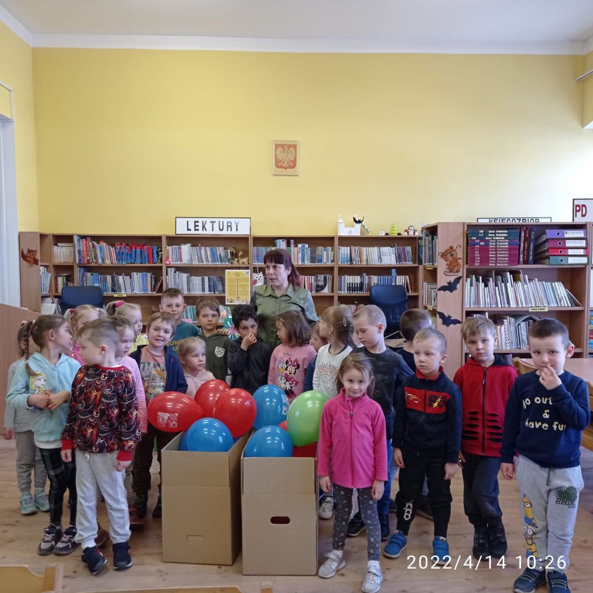 Grupa "Gumisie" z Przedszkola nr 2 w Świebodzicach podczas zajęć w Oddziale Dziecięcym MBP w Świebodzicach