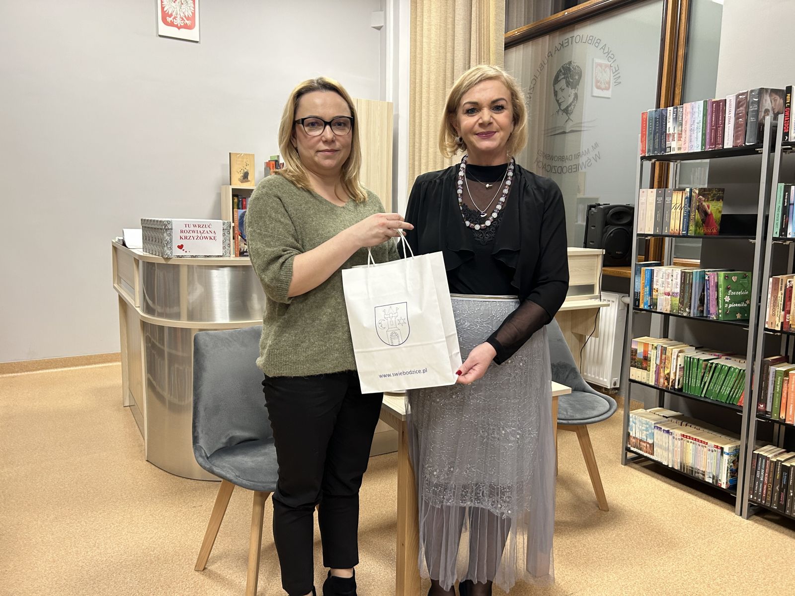 Dyrektor Miejskiej Biblioteki Publicznej Beata Wiciak wraz z gościem spotkania  Moniką Bisek-Grąz