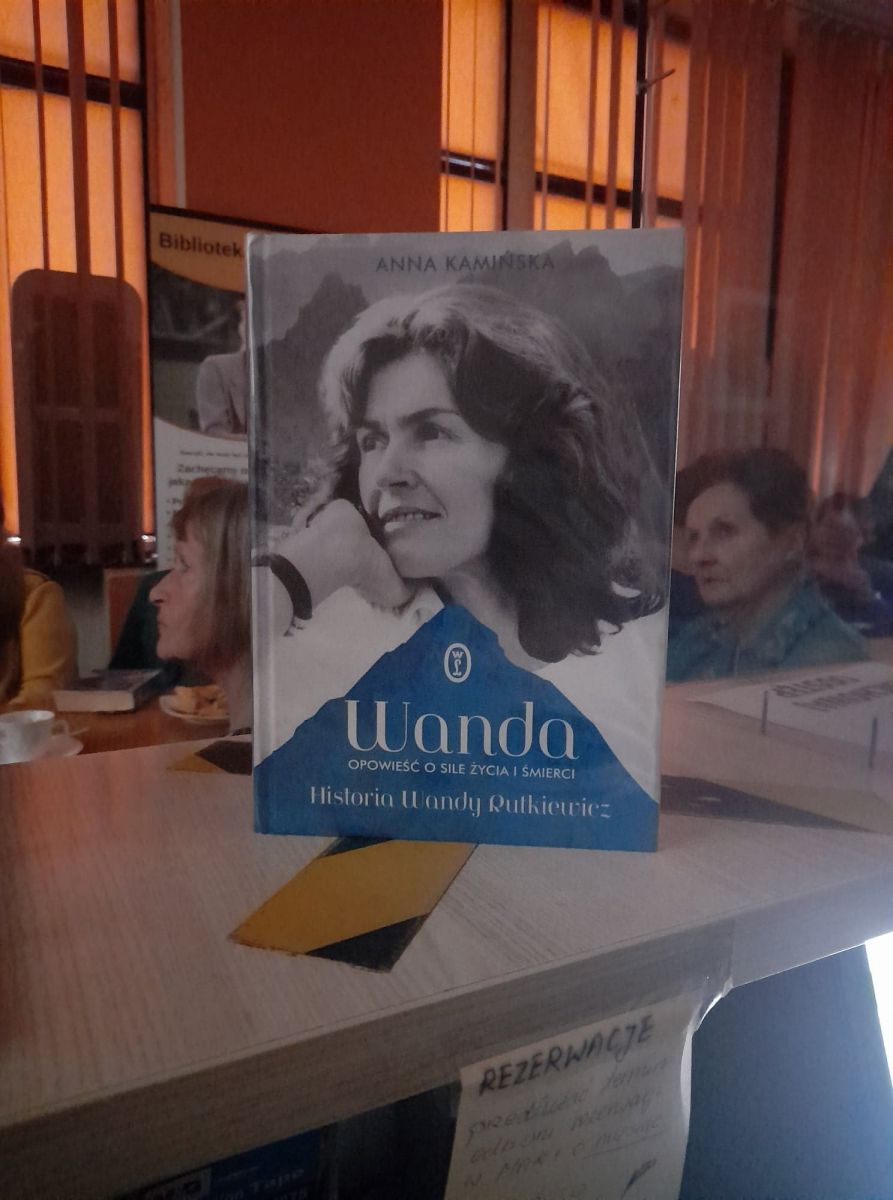 Książka ze zbiorów świebodzickiej biblioteki Anny Kamińskiej: Wanda, opowieść o sile życia i śmierci, wydana przez Wydawnictwo Literackie