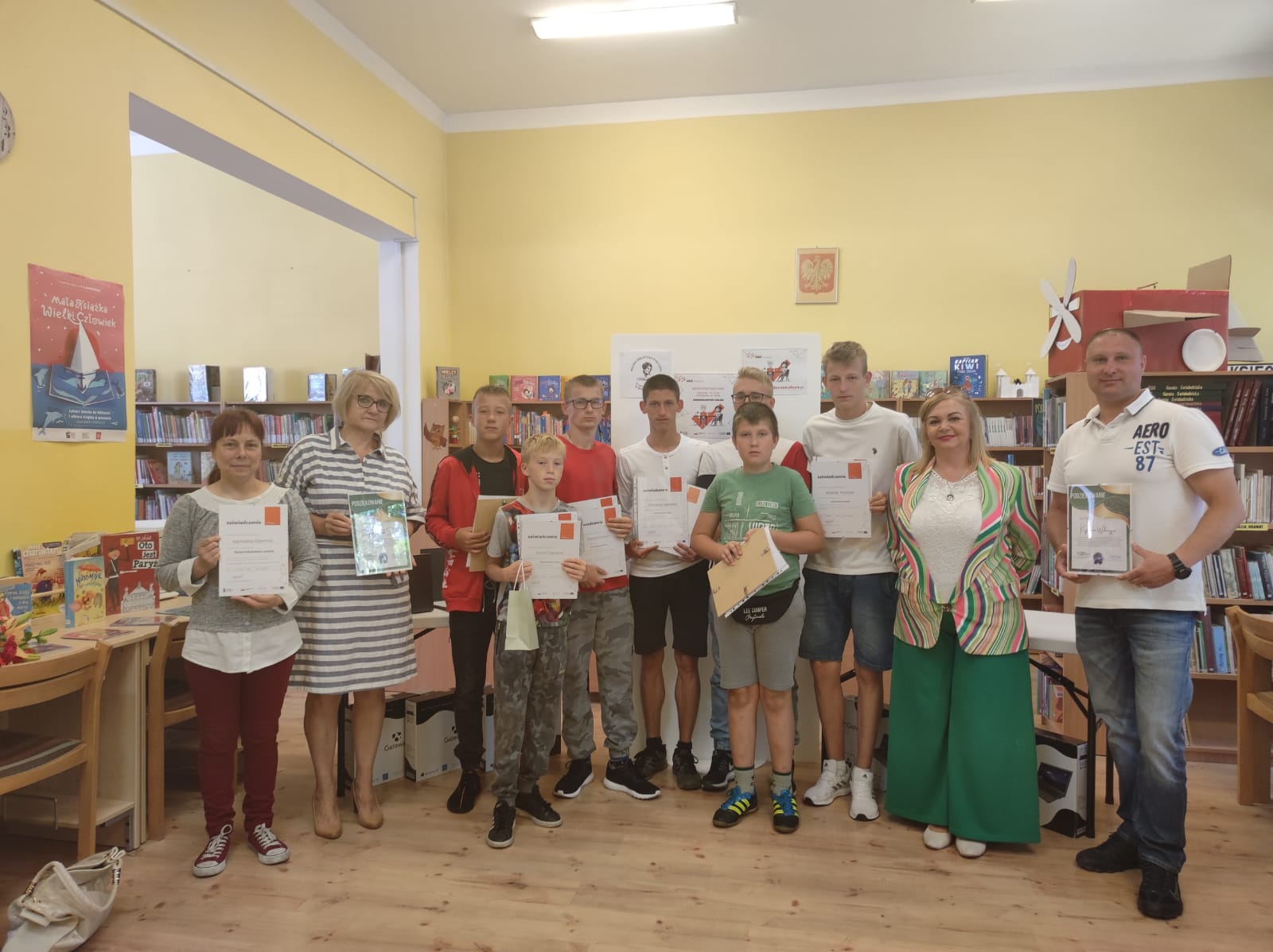 Zdjęcie grupowe osób zaangażowanych w realizację projektu "Sieć na kulturę w podregionie wałbrzyskim" realizowanego przez Miejską Bibliotekę Publiczną w Świebodzicach