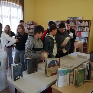 Uczniowie wybierają kartoniki z których powstaną budynki przedstawiające Świebodzice