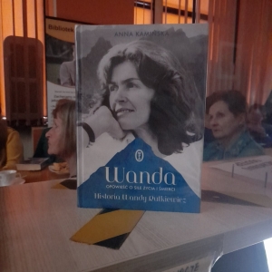 Książka ze zbiorów świebodzickiej biblioteki Anny Kamińskiej: Wanda, opowieść o sile życia i śmierci, wydana przez Wydawnictwo Literackie