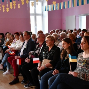 Publiczność na charytatywnym koncercie zespołu AMICIS  „STOP WOJNIE” zorganizowanym przez MBP w Świebodzicach