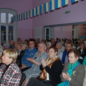 Publiczność na charytatywnym koncercie zespołu AMICIS  „STOP WOJNIE” zorganizowanym przez MBP w Świebodzicach