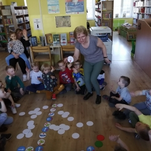 Opiekun grupy "Motylki" z Publicznego Przedszkola Nr 2 w Świebodzicach pokazuje dzieciom wylosowany symbol kodu