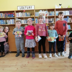 Grupa dzieci nagrodzona książkami