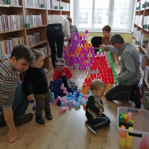 Uczestnicy spotkania budują kubeczkowe wieże