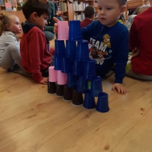 Dzieci budujące wieże z kubeczków