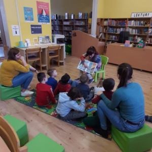 Podopieczni ze świebodzickiego Przedszkola "Zielony Zakątek" podczas głośnego czytania
