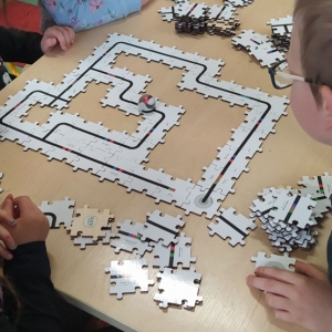 Dzieci ułożyły własna drogę z puzzli dla Ozobota