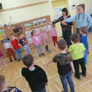 Grupa „Stokrotki” z Przedszkola nr 2 śpiewa wraz z prowadzącymi zajęcia Anną Jakimowską i Agnieszką Konieczną piosenkę o ręce prawej i lewej