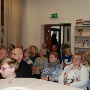 Uczestnicy spotkania, które odbyło się 8 kwietnia 2022 w Miejskiej Bibliotece Pblicznej w Świebodzicach