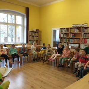 Grupa "Jeżyki" z Przedszkola Nr 2 w Świebodzicach podczas spotkania w bibliotece