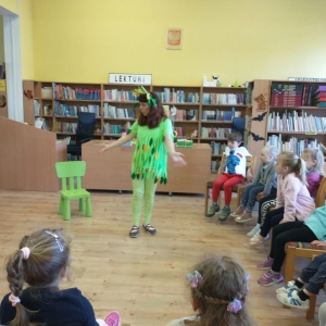 Prowadząca spotkanie, Agnieszka Okarmus, Opowiada dzieciom o przygotowanym zadaniu