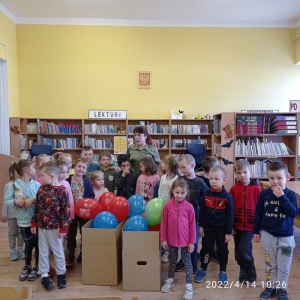 Wspólne składanie życzeń świątecznych i oczekiwanie na wręczenie kolorowych balonów z logiem Oddziału Dziecięcego