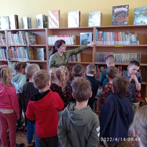 Dzieci poznają działy i układ książek na półkach