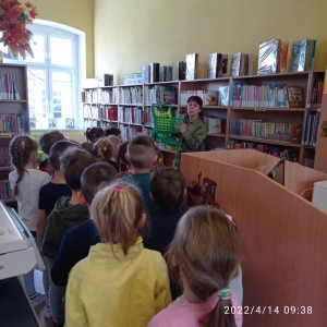 Grupa "Gumisie" z Przedszkola Nr 3 poznają bibliotecznego "pomocnika" - wózeczek, z którego korzystają dzieci podczas poszukiwań książek