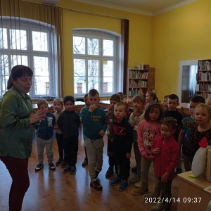 Agnieszka Okarmus z Oddziału Dziecięcego Miejskiej Biblioteki Publicznej w Świebodzicach mówi dzieciom, jak zapisać się do biblioteki