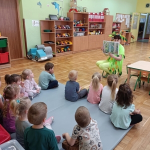 Dzieci uczestniczące w głośnym czytaniu baśni słowiańskiej "Leszy - opiekun puszczy"