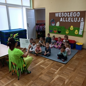 Grupa "Krasnale" z Przedszkola Nr 2 w Świebodzicach słucha baśni słowiańskiej
