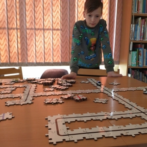 Chłopiec kodujący trasę dla Ozobota podczas spotkania w Oddziale Dziecięcym MBP w Świebodzicach