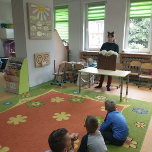 Prowadząca zajęcia, Agnieszka Okarmus z Oddziału Dziecięcego Miejskiej Biblioteki Publicznej w Świebodzicach