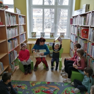 Głośne czytanie podczas Międzynarodowego Dnia Książki dla Dzieci, które odbyło się 2 kwietnia 2022 w Oddziale Dziecięcym MBP w Świebodzicach