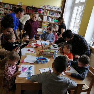 Dzieci, rodzice i prowadzące spotkanie podczas wykonywania prac plastycznych