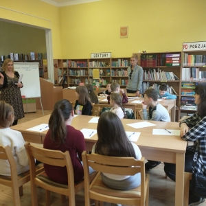 Uczestnicy kursu nauki języka polskiego, dzieci uchodźców z Ukrainy i prowadząca kurs Beata Wiciak