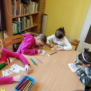 Dzieci w czasie tworzenia zwierząt z papieru do własnego ogrodu zoologicznego