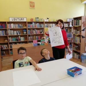 Prowadząca zajęcia Agnieszka Konieczna wyjaśnia dzieciom na czym będą polegały dzisiejsze zajęcia