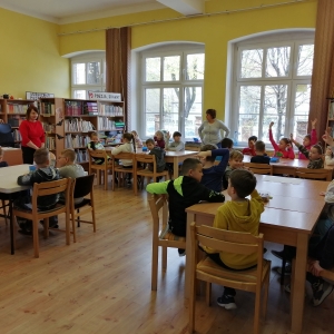 Uczniowie klasy 2a Szkoły Podstawowej nr 3 w Oddziale Dziecięcym Miejskiej Biblioteki Publicznej w Świebodzicach