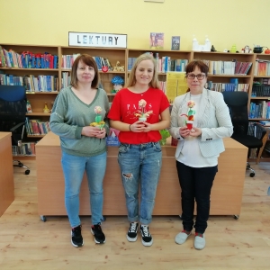 Bibliotekarki z otrzymanymi od "Smerfów" kwiatkami z okazji Dnia Bibliotekarza