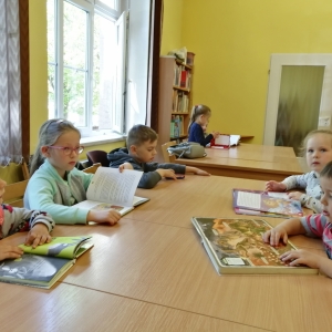 Przedszkolaki przeglądający wybrane książki