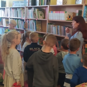 Zapoznanie dzieci z rozmieszczeniem książek na półkach