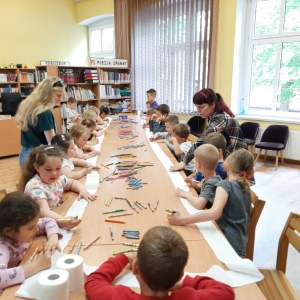 Grupa "Żabki" z Przedszkola Nr 3 "Niezapominajka" w Świebodzicach podczas tworzenia kart z papieru toaletowego do teatrzyku kamishibai