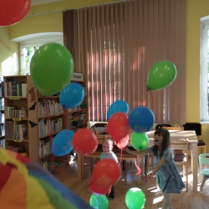 Radość i piski dzieci na widok balonów wyskakujących z chusty klanzy