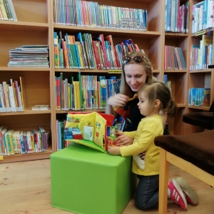 Uczestnicy spotkania w ramach Bibliotecznego Pogotowia Książkowego przeglądają książki znajdujące się w Oddziale Dziecięcym MBP w Świebodzicach