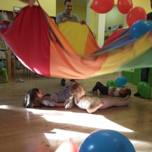 Rodzinne zabawy z chustą klanzą i kolorowymi balonami