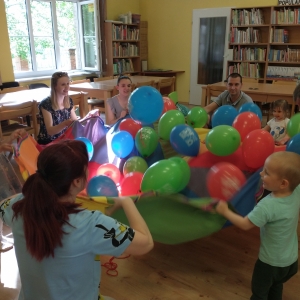 Rodzinne zabawy z chustą klanzą i kolorowymi balonami
