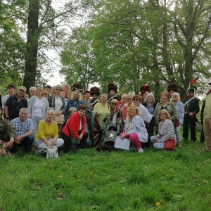 Grupowe zdjęcie uczestników wyjazdu oraz Grupy Rekonstrukcji Historycznej