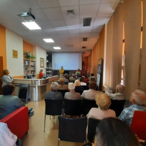 Uczestnicy oraz gość spotkania w Miejskiej Bibliotece Publicznej w Świebodzicach