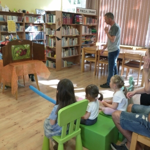 Uczestnicy Bibliotecznego Pogotowia Książkowego podczas oglądania teatrzyku kamishibai "Magiczna gąsienica"
