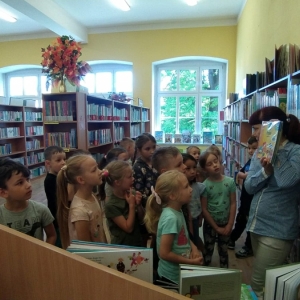 Dzieci dowiadują się, jak są rozmieszczone książki na półkach