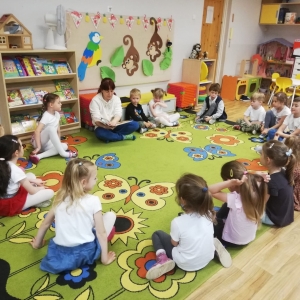 Agnieszka Okarmus z Oddziału Dziecięcego MBP w Świebodzicach czyta dzieciom książkę "Elmer i hipopotamy"
