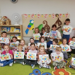 Dzieci z grupy "Słoneczka" z Przedszkola nr 3 w Świebodzicach prezentują wykonane prace plastyczne