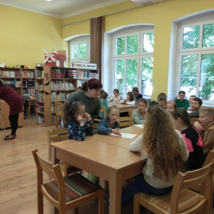 Agnieszka Okarmus z Oddziału Dziecięcego MBP w Świebodzicach omawia z uczniami poprawną budowę ogłoszenia
