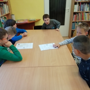 Uczniowie klasy 3b ze Szkoły Podstawowej nr 3 w Świebodzicach podczas zajęć w bibliotece