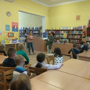 Agnieszka Okarmus z Oddziału Dziecięcego informuje dzieci o trwającym XXI Ogólnopolskim Tygodniu Czytania Dzieciom