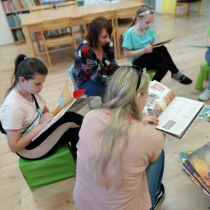 Wspólne oglądanie książek wybranych do XXI Ogólnopolskiego Tygodnia Czytania Dzieciom
